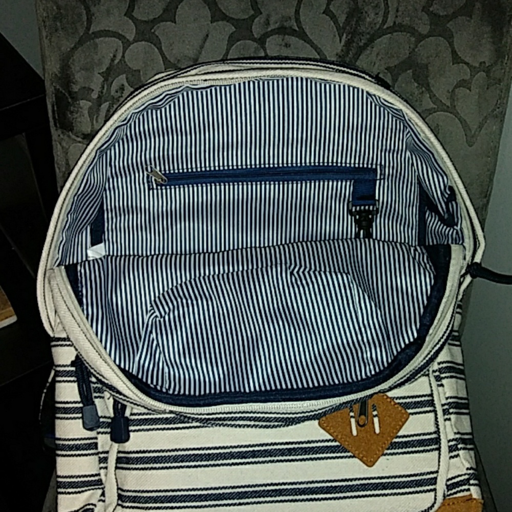 Backpack - Picture 3 of 4